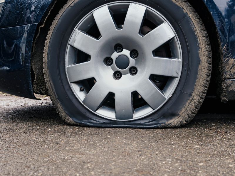 Gomma forata in strada: ecco come cambiarla