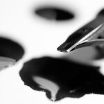 “Nero come la pece”: significato, origini e curiosità di un’espressione popolare