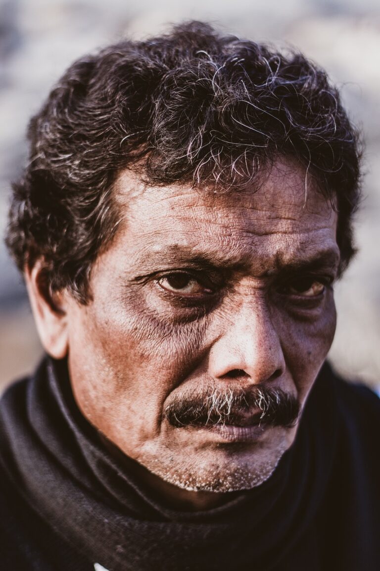 Fare il pelo e il contropelo: significato, origine e usi di un modo di dire tagliente